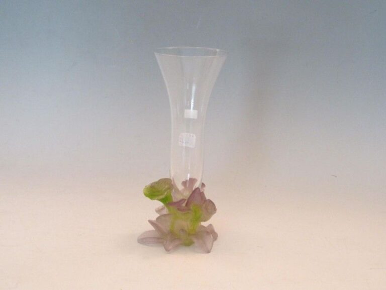 Un vase soliflore à décor feuillagé en pâte de verre polychrome à la bas