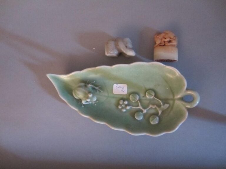 Un vide-poche feuille décor de grenouille, un petit jade personnage, un cachet