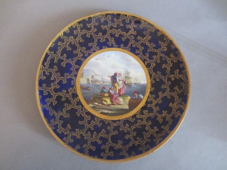 Une assiette Sèvres bleu "pêcheurs"