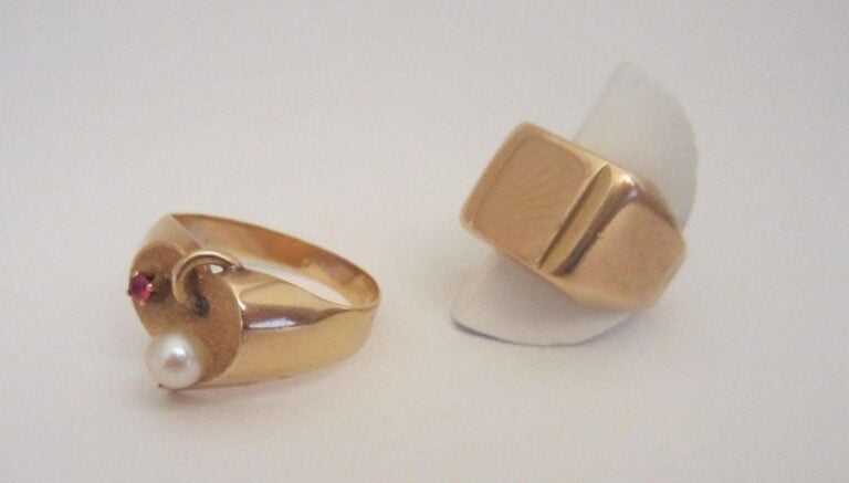 Une bague chevalière en or jaune (750 millièmes) et une bahue "Feuille" en or jaune (750 millièmes) serti d'une perle de culture et d'une petite pierre roug