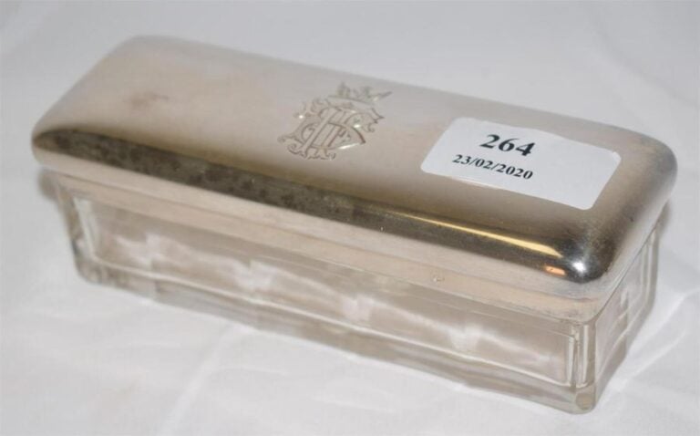 Une boîte, couvercle argent poinçon Minerve  poids : 107,6g