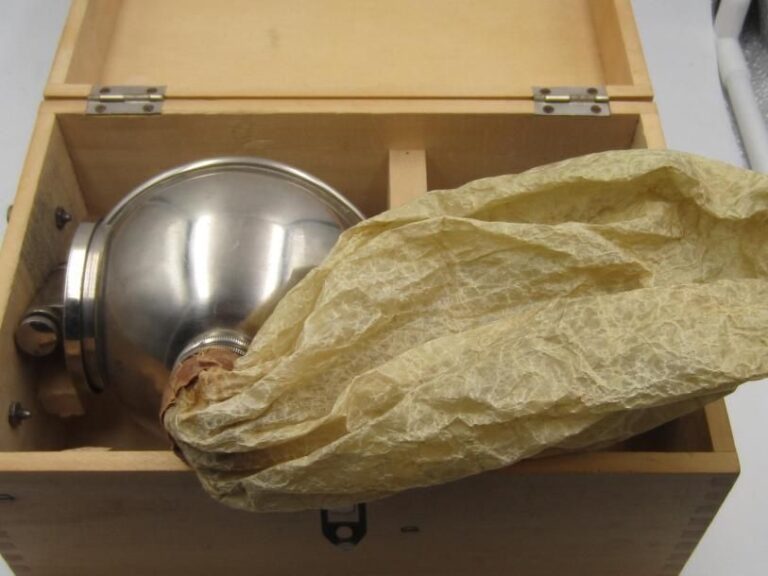 Une boîte matériel urologie, masque anesthésie "ombredanne", boîte à lavage de sinus, masque d'anesthesiste de 1