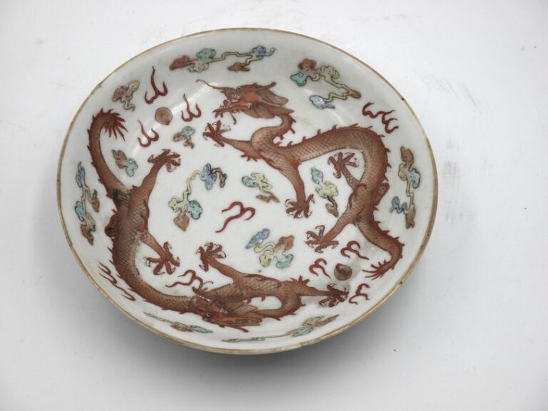 Une coupelle en porcelaine à motif de deux dragons émaillés rouges sur fond blan
