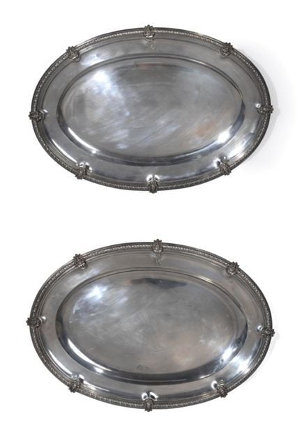 Une paire de plats ovales en argen