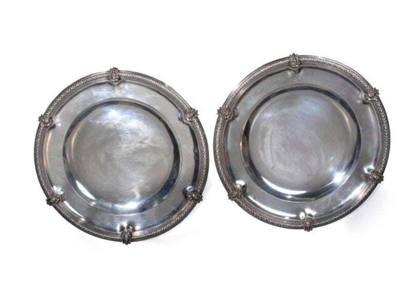 Une paire de plats ronds en argen