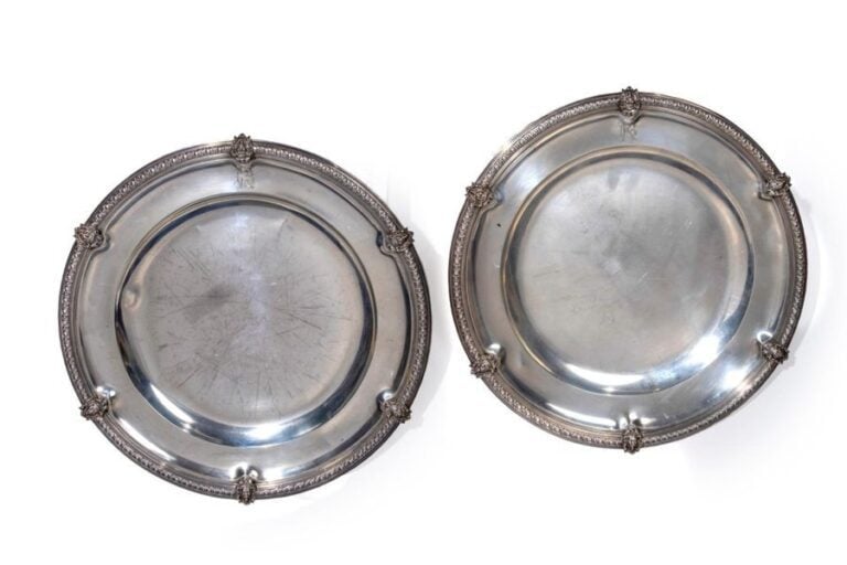 Une paire de plats ronds en argen