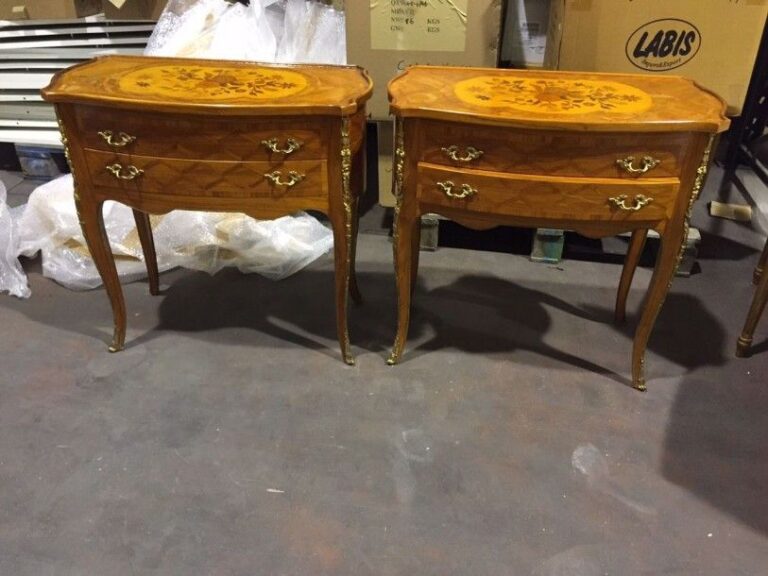 Une paire de tables de chevet en bois de placage ouvrant à deux tiroirs