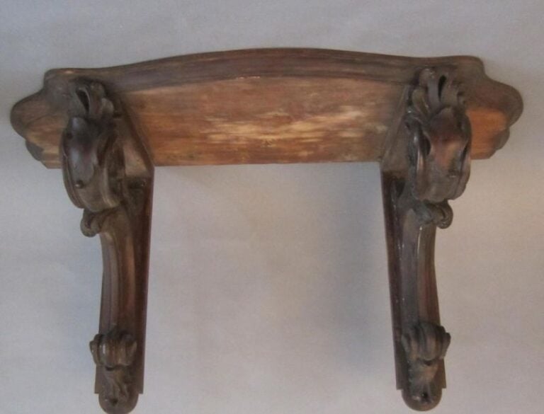 Une petite console en bois sculpté, dessus de mabre gris veiné