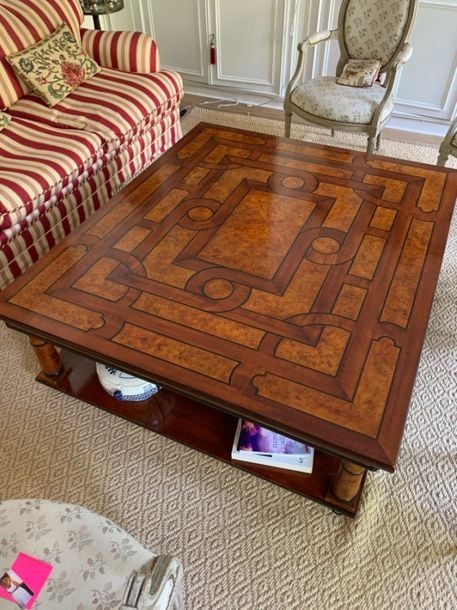 Une table basse de salle à manger rectangulaire à décor géométriques d'entelac