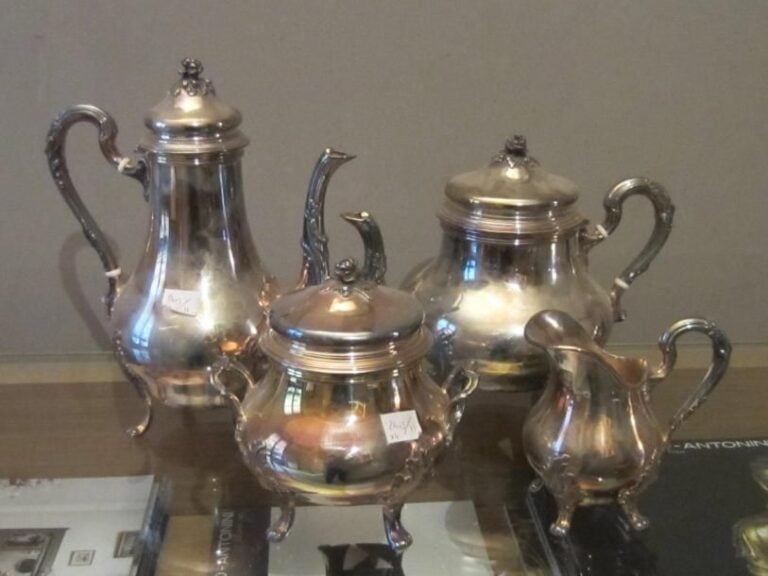 une théière, une cafetière, un pot à lait et sucrier en argen