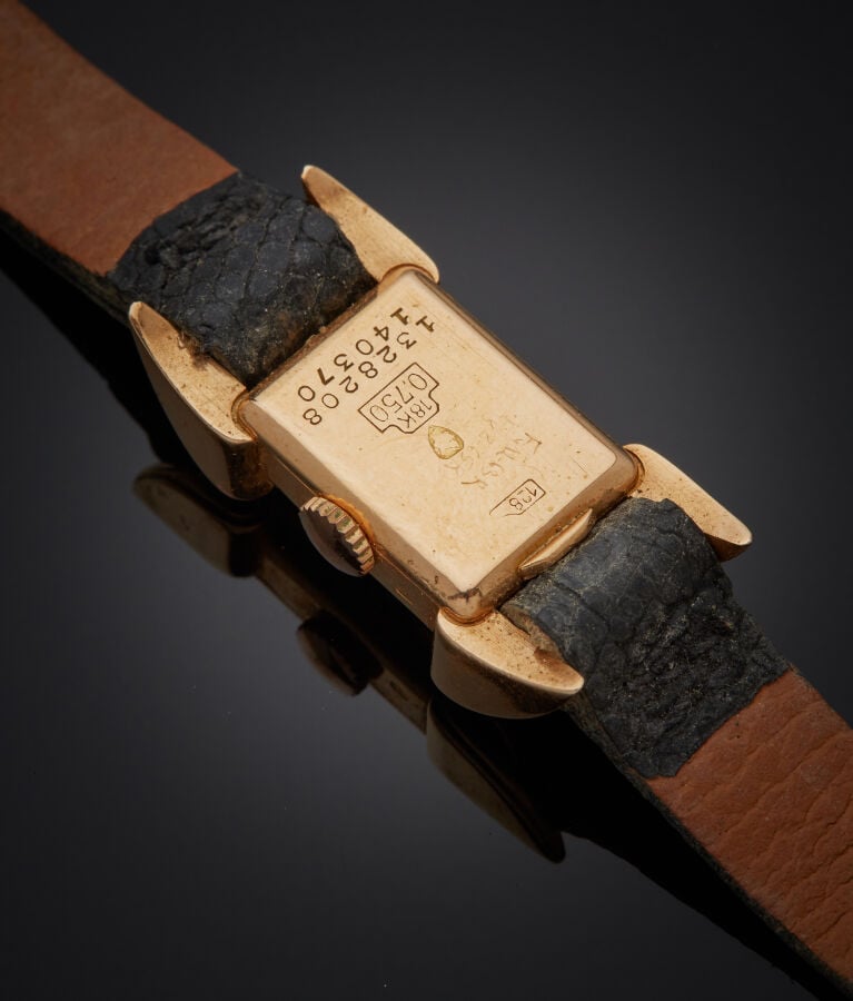 UNIVERSAL - BRACELET MONTRE rectangulaire de dame en or rose (750‰). Attaches "…