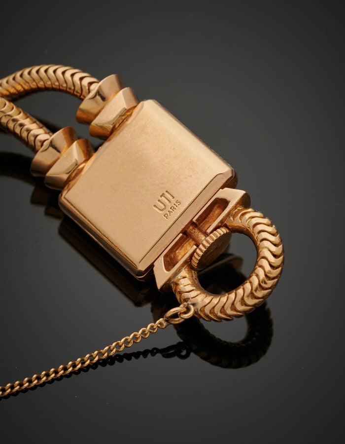 UTI - BRACELET MONTRE carrée de dame en or jaune (750‰), modèle "cadenas". Atta…