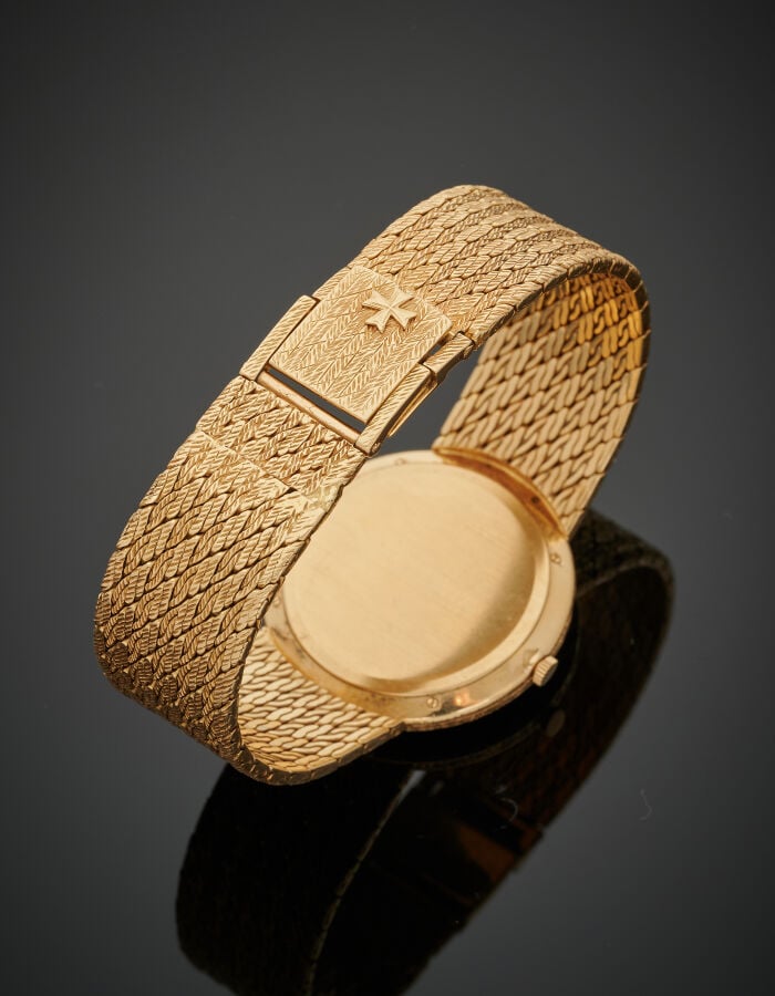 VACHERON CONSTANTIN - BRACELET MONTRE ronde en or jaune (750‰). Lunette ciselée…