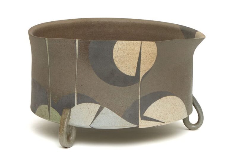 Vaisseau rond gris en céramique sur trois pieds, orné de motifs abstraits géométriques de couleur pastel appelé: Saich? (“étalage de couleur”) de Miyamoto Hiroshi (1958) originaire de Kyot