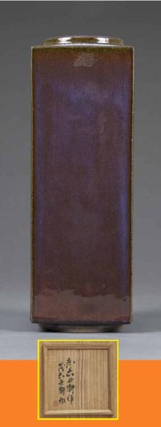 VAISSELLE ARCHAISANTE EN PORCELAINE A GLACURE MAUVE, CONG Japon, Epoque XXe siècle, Période Taisho / Showa A pied annulaire, panse quadrangulaire étirée et lèvre annulair