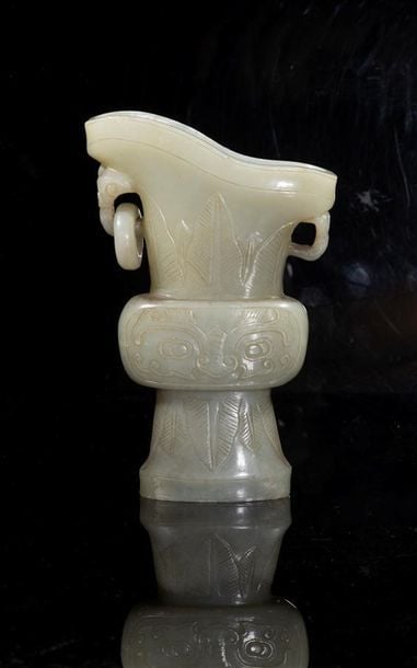 VAISSELLE / VERSEUSE ARCHAÏSANTE EN JADE NEPHRITE SCULPTE, GONG