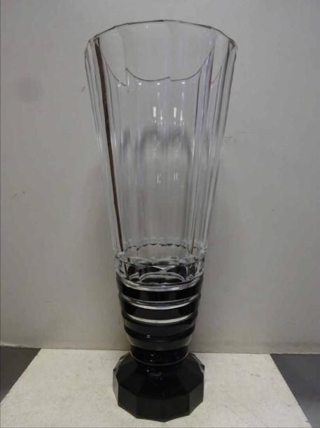 VAL SAINT LAMBERT Vase monumental en cristal taillé blanc et bordeau