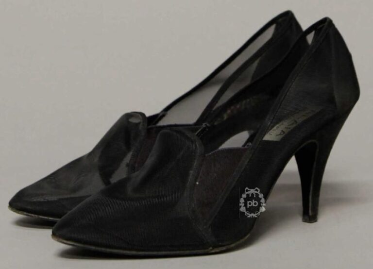 VALLE (printemps-été 1988) PAIRE de CHAUSSURES à talons et petit élastique en tulle de nylon noir (P39) Bibliographie: chaussures identiques reproduites