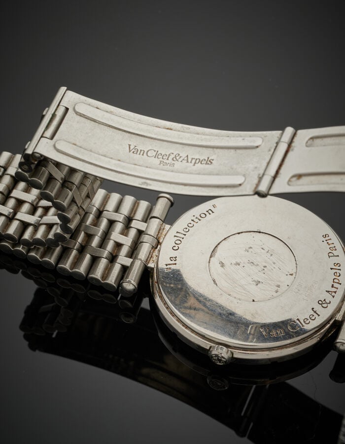 VAN CLEEF & ARPELS - BRACELET MONTRE ronde, modèle "La Collection", en acier. L…