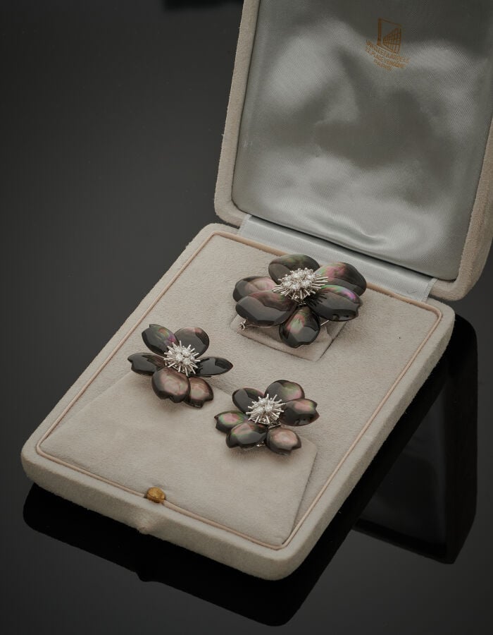 VAN CLEEF & ARPELS - PARURE "Rose de Noël" comprenant un CLIP de CORSAGE et une…