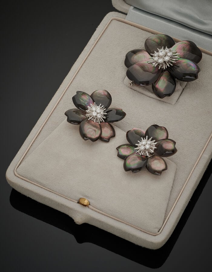 VAN CLEEF & ARPELS - PARURE "Rose de Noël" comprenant un CLIP de CORSAGE et une…