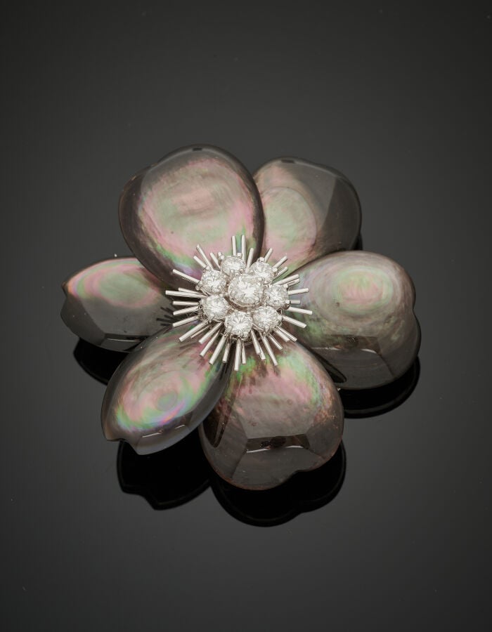 VAN CLEEF & ARPELS - PARURE "Rose de Noël" comprenant un CLIP de CORSAGE et une…