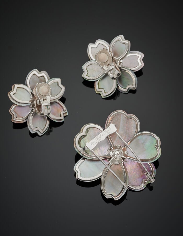 VAN CLEEF & ARPELS - PARURE "Rose de Noël" comprenant un CLIP de CORSAGE et une…