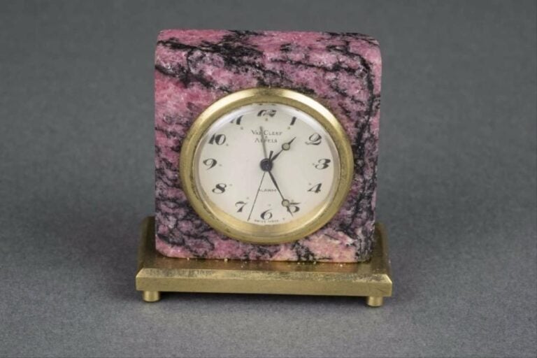 VAN CLEEF & ARPELS Petit réveil de voyage / pendulette de table en placage de rhodonite et à monture en métal dor