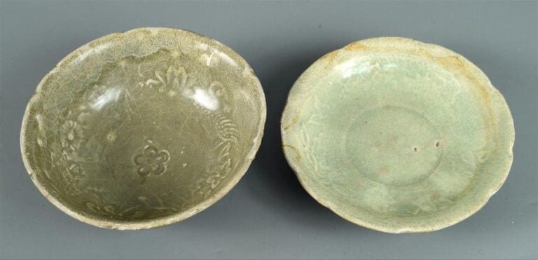 VARIA - Lot comprenant: Un bol floriforme polylobé et une coupe floriforme en porcelaine de Cargo à glaçure céladon (égrenures et fêles