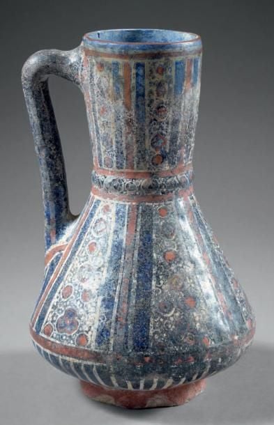 Vase à anse en lajvardina Céramique à décor blanc, or et rouge peint sur glaçure cobalt - technique lajvardin