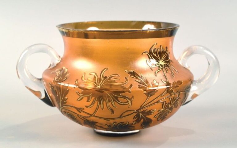 Vase à anses sur talon en verre satiné orangé à décor dégagé à l'acide de chrysanthèmes à rehauts doré