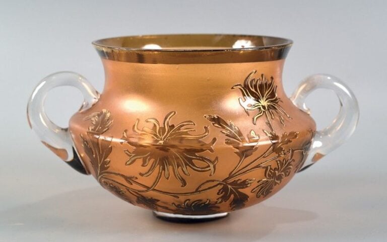 Vase à anses sur talon en verre satiné orangé à décor dégagé à l'acide de chrysanthèmes à rehauts doré