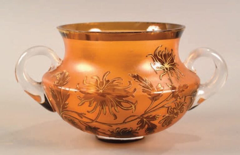 Vase à anses sur talon en verre satiné orangé à décor dégagé à l'acide de chrysanthèmes à rehauts doré
