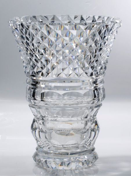 Vase à base dentelée en cristal taillé à pointes de diamants, filets biseautés, bandeaux de facettes et pontil