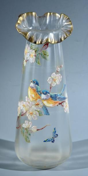 Vase à bord godronné en partie rabattu en verre satiné à côtes vénitiennes orné d'un décor émaillé représentant deux oiseaux sur une branche fleurie et deux papillon
