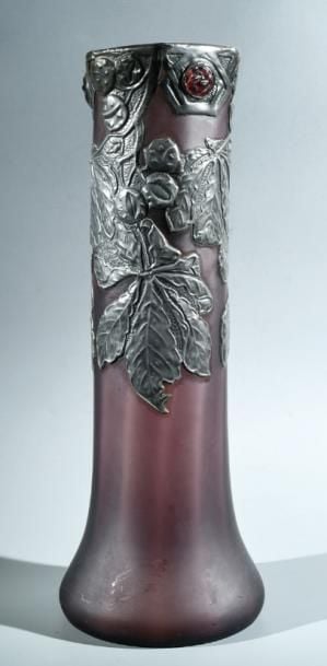 Vase à bord hexagonal en verre violet satiné à décor en applique d'étain à motif végéta