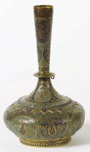 Vase à col tubulaire à décor de boteh Laiton doré à décor d'émaux polychromes Cachemire, XIXe siècle Hauteur: 27 cm