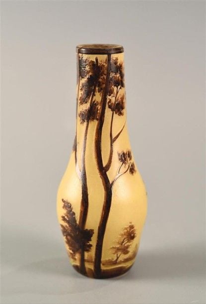 Vase à col tubulaire et panse bombée en verre à fond jaune satiné et décor d'arbres dégagé à l'acide et émaillé bru