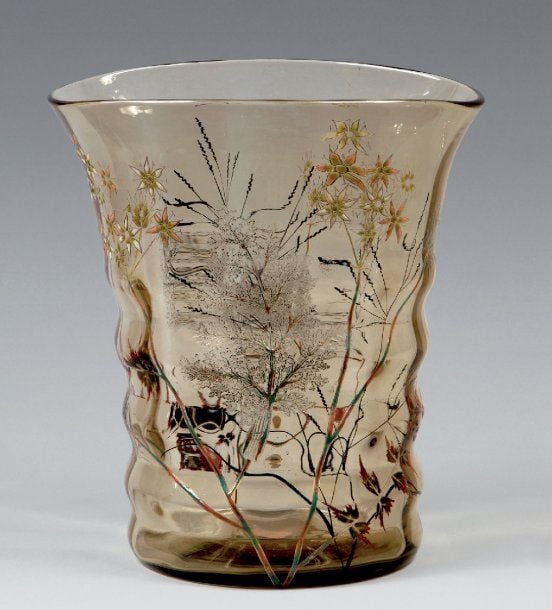 Vase à corps cylindrique rainuré, plat, et col ovalis