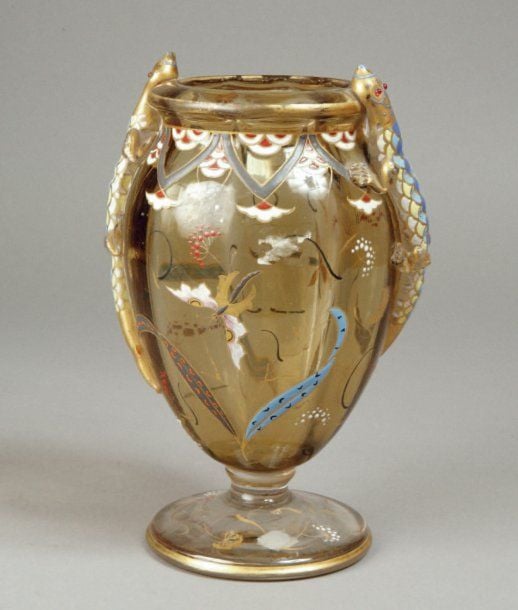 Vase à corps ovoïde sur piédouche en verre fum