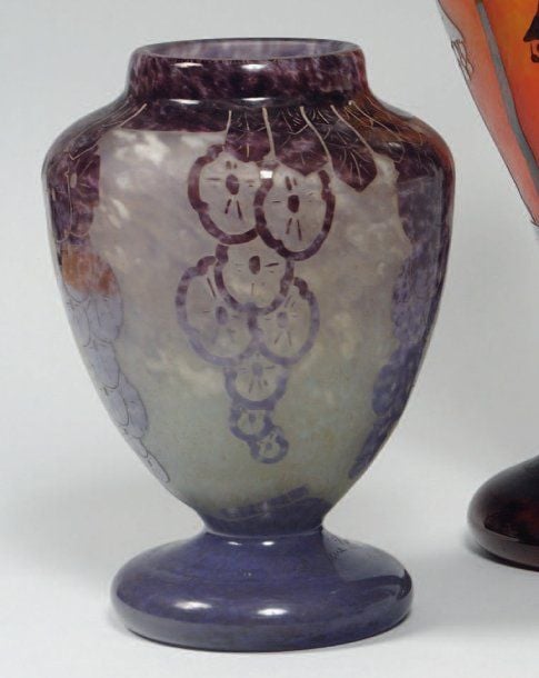 Vase à corps ovoïde sur piédouche et à col galb