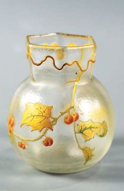 Vase à côtes de melon et bord hexagonal en verre givré, décor de feuillages de houx dorés dégagé à l'acid