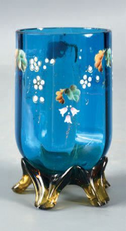 Vase à côtes vénitiennes en cristal bleu canard à décor émaillé de myosotis, clochettes et feuillage