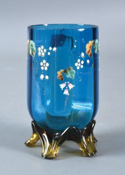 Vase à côtes vénitiennes en cristal bleu canard à décor émaillé de myosotis, clochettes et feuillage