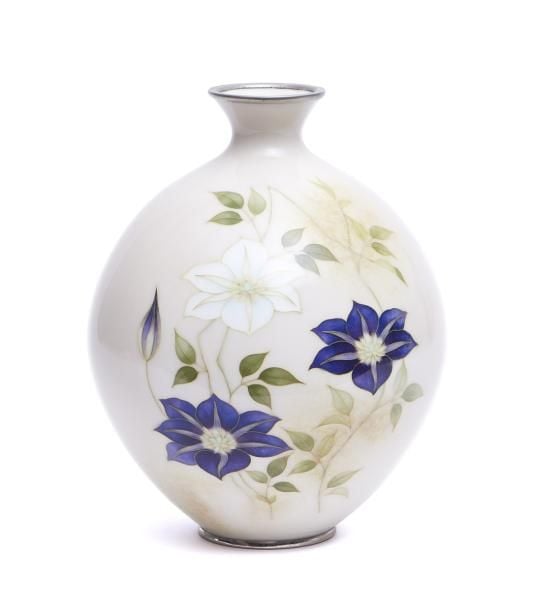 Vase à décor émaillé de couleur crème décoré de fleurs de clématites blanches et bleue