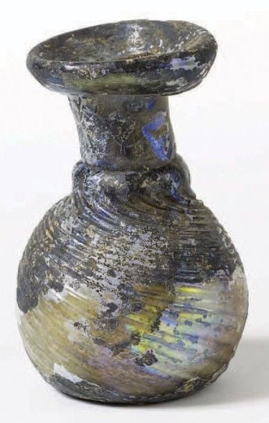 Vase à décor spiralé Verre Iran ou Levant, Xe - XIIIe siècle Hauteur: 9,5 cm La panse est décorée de godrons spiralé