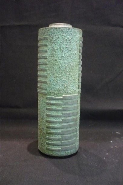Vase à fleur (ikebana) tubulaire en bronze à décor en bas-relief de formes géométrique