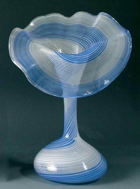 Vase à haut col et large bord godronné recourbé en verre à décor de filigranes bleu clair et blanc