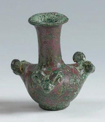 Vase à haut col et panse ornée de trois têtes de bouquetin