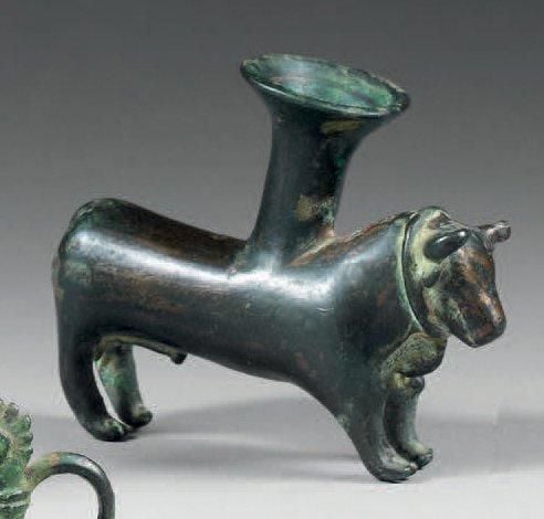 Vase à kohol en forme de bovid